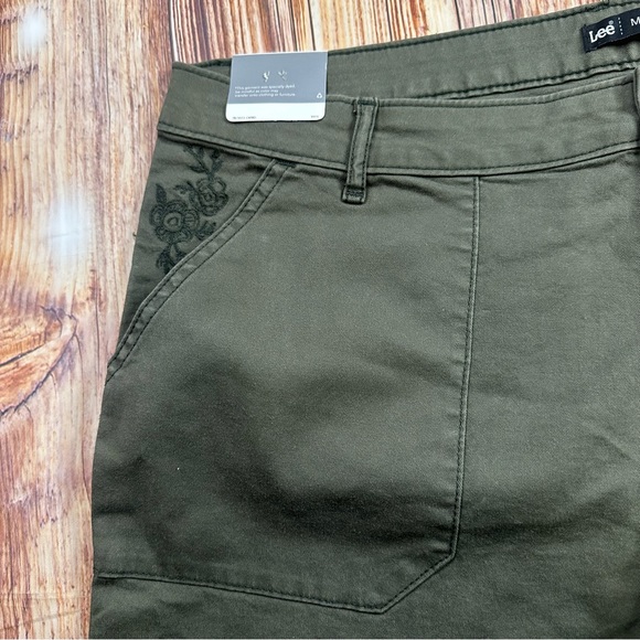 NWT Lee Crop Utility Cargo Pocket Pants Floral Embroidered Green Women’s Size 16 - Picture 12 of 16